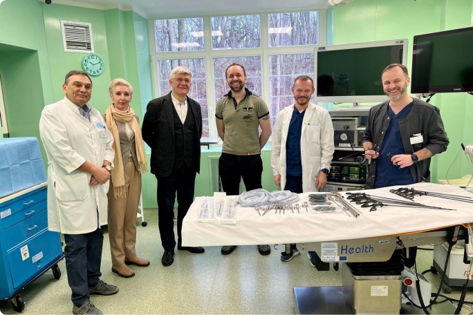 Eine Gruppe von Ärzten und Krankenschwestern der Stepic CEE Charity, die sich um einen Tisch versammelt haben.